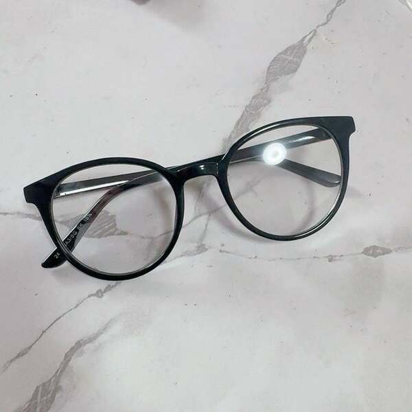 『3COINS』の“有能メガネ”をリピ買い「すっぴん隠しにもオススメ」