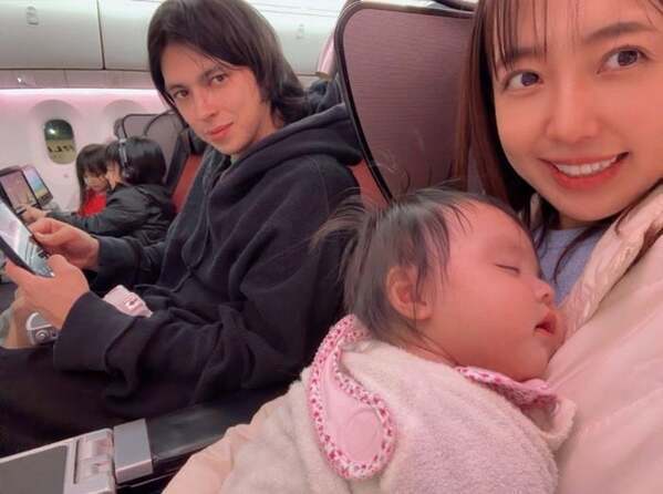 川崎希、家族5人でクリスマス旅行へ「バシネットがつけられる席をオーダーして」