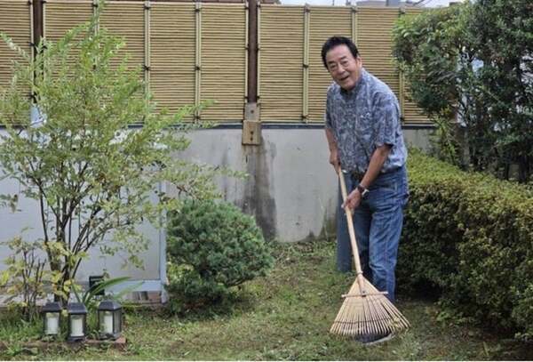 高橋真麻、汗だくで芝刈りをする父・高橋英樹に感謝「頼もし過ぎる父であります」