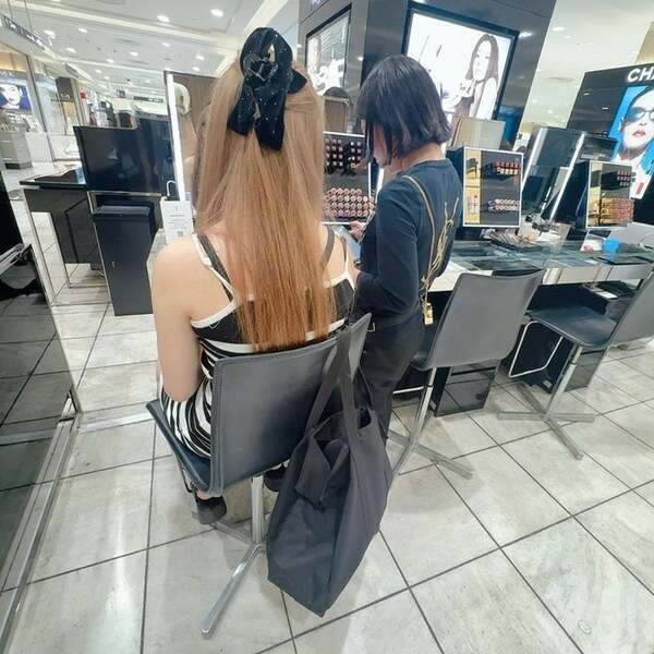 41歳と間違えられた18歳娘の後ろ姿を公開「やっぱなんとなく似てるのかな」