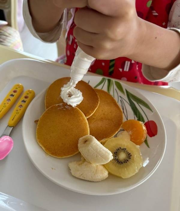 上原さくら、病み上がりの娘のためパンケーキ作り「朝からこんなことした事なくててんやわんや」
