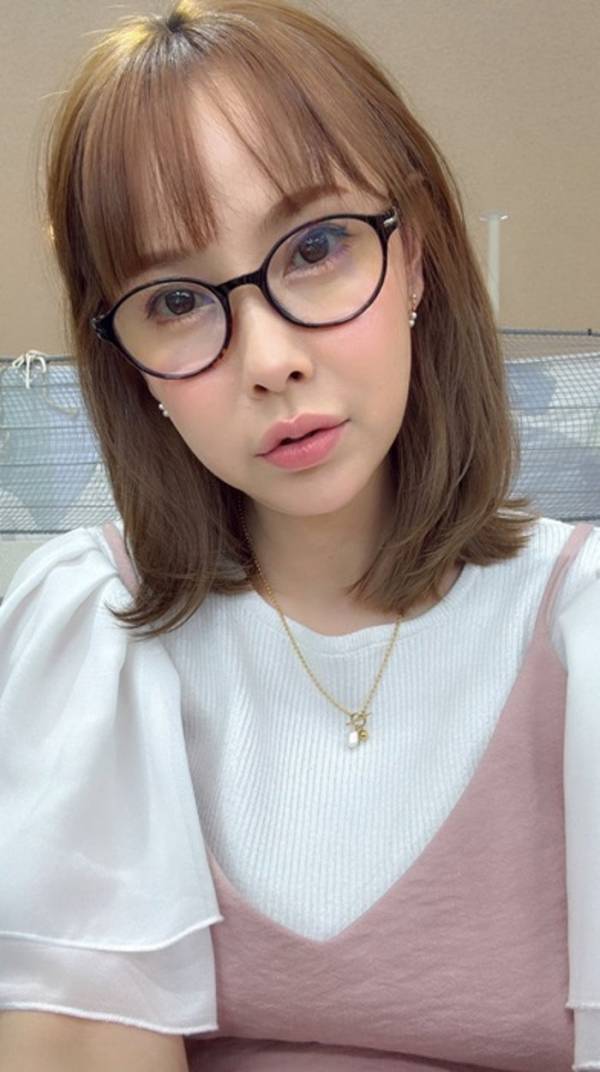 上原さくら、無いと生きていけないレベルのアイテム「老眼が猛スピードで進み」