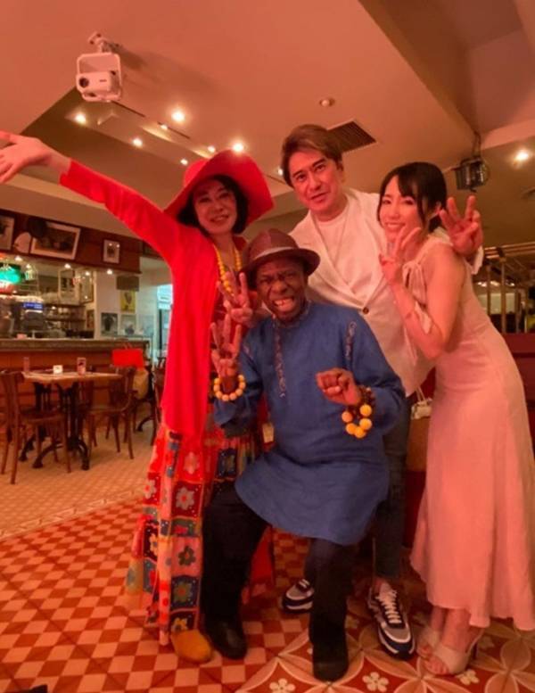 川崎麻世、サンコン夫妻らとの食事会「サンコンさんが焼酎を持って俺の隣に座って」