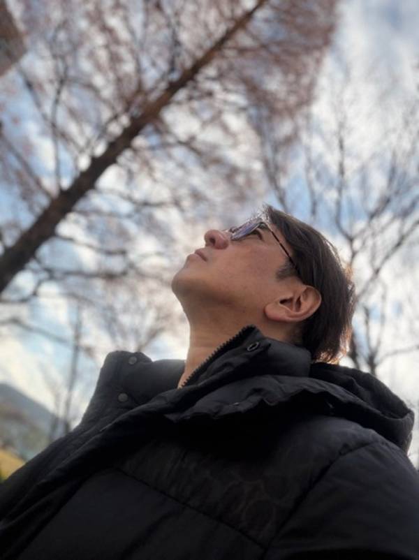 川崎麻世、アクシデントで目に怪我を負ったことを報告「全治2週間と言われました」