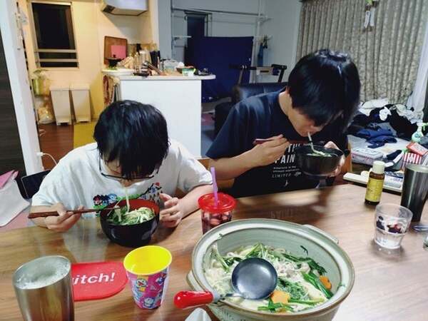 山田花子、うどんを2人で6玉完食した息子たち「暑い中ペロリ」