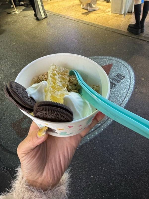 堀ちえみ、行列のヨーグルトアイス専門店を訪問「コレはクセになるなぁ」