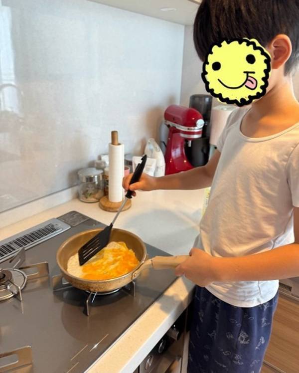 小倉優子、次男が朝食作りに挑戦「オリジナル目玉焼きとのこと」