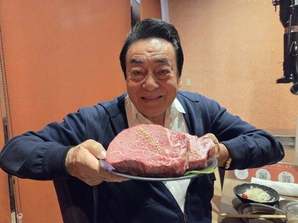 高橋英樹、沖縄ロケ後に大きなステーキを堪能「御馳走してもらったのです！」