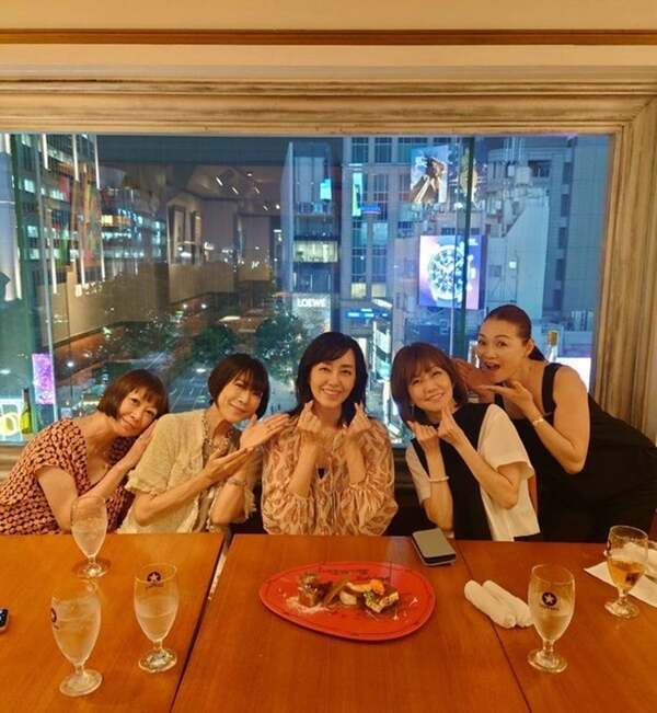 堀ちえみ『花の82年組』メンバーと食事会「お誕生日のお祝いもサプライズで！」