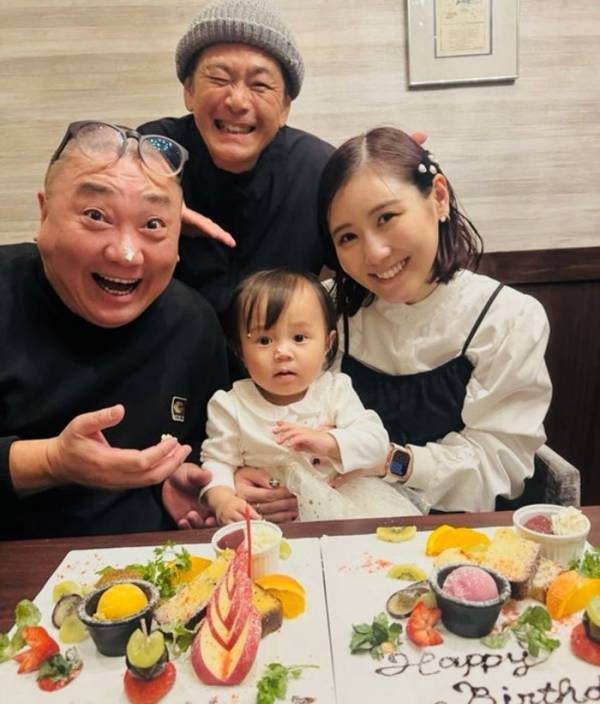 ココリコ遠藤の妻、山本圭壱夫妻の長女の誕生日を祝福「素敵な家族」