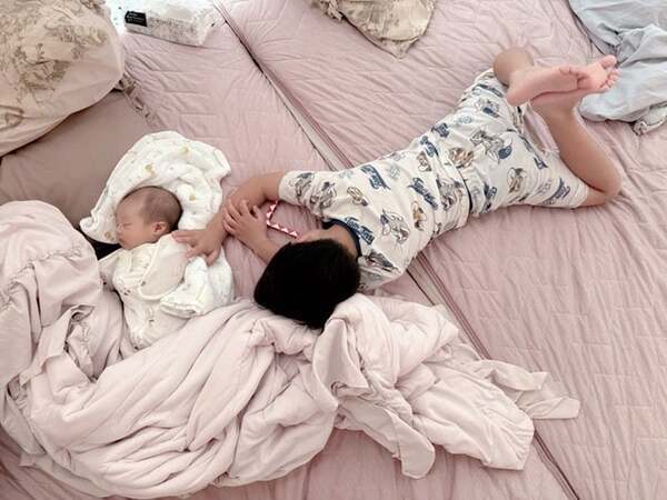 辻希美、次女をあやす三男の姿に涙「感動 こあありがとね」