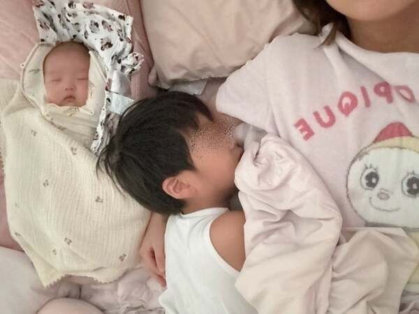 辻希美、夫・杉浦太陽の出張中の朝を公開「3人でくっついて寝ています」