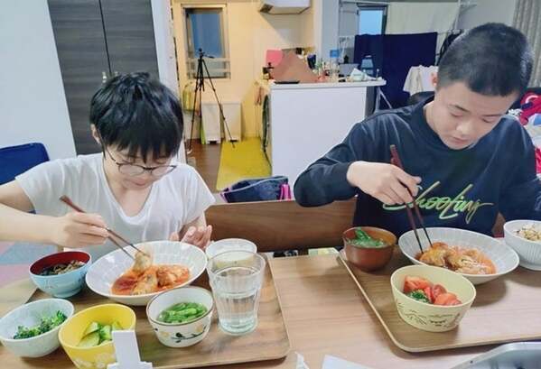 山田花子、次男が9個も完食した夕食メニュー「給食と同じ味がする！」