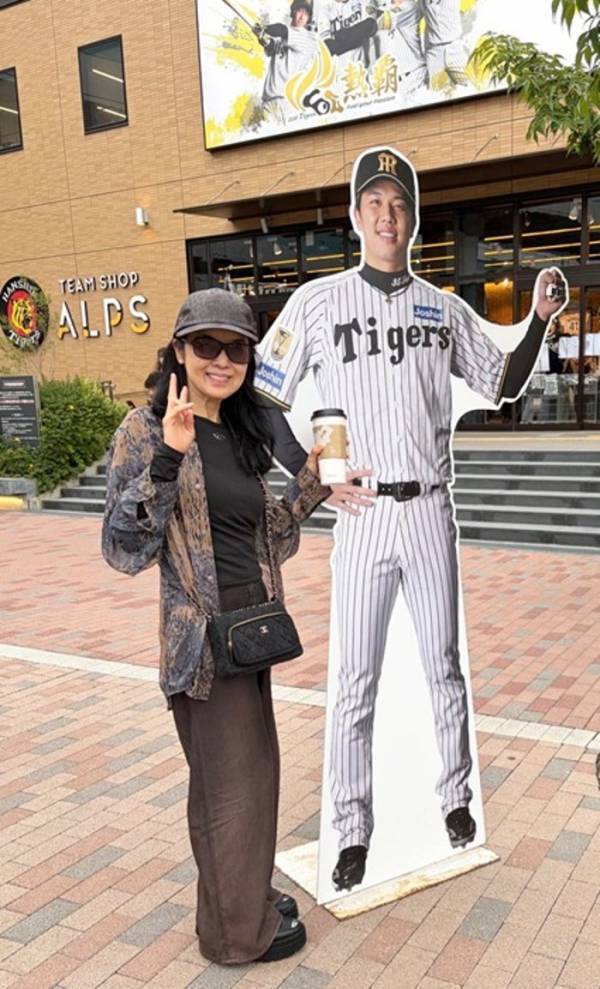 藤あや子、甲子園球場で初の野球観戦に大興奮「なんて美しい景色なの～」