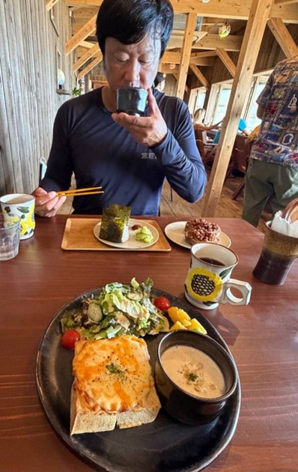 小原正子、夫・マック鈴木と沖縄のカフェで朝食「去年も何度か来ました」