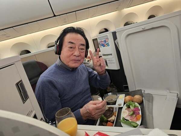 高橋英樹、妻との旅行で豪華な機内食を堪能「美味しかったです」