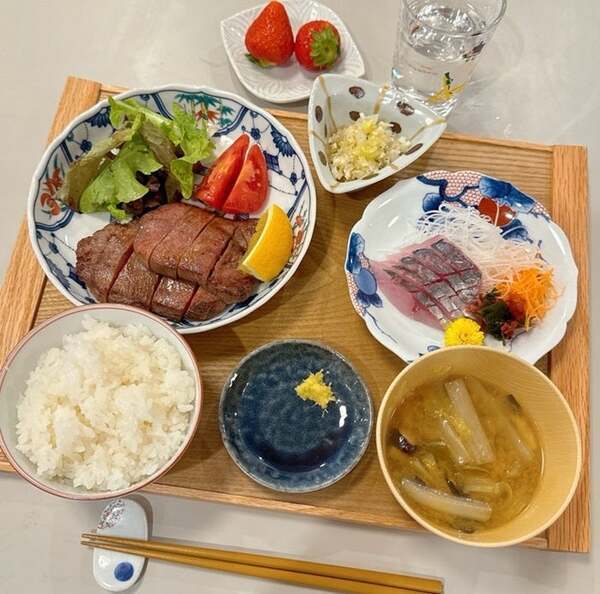 小倉優子、夕食に『コストコ』の品を堪能「厚切りでびっくりしました」