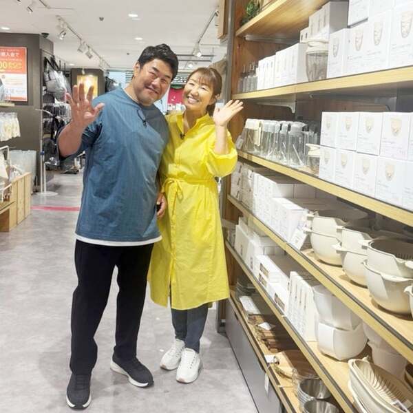 北斗晶、夫・佐々木健介と愛用するシューズを絶賛「軽くて幅が広くて外反母趾の私にピッタリ」