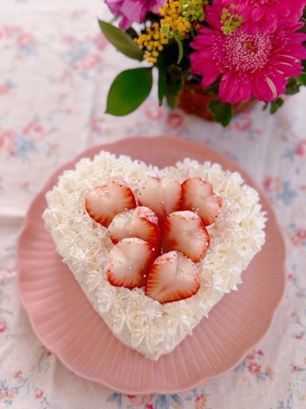 細川直美、夫・葛山信吾に作ったバレンタインスイーツ「毎年恒例のチョコレートケーキ」