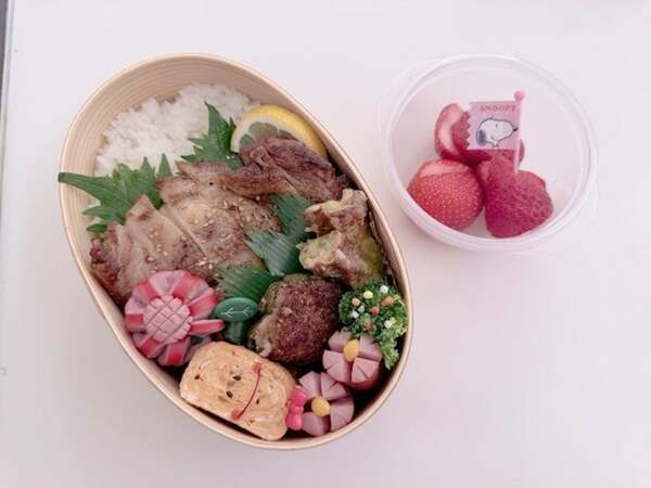 辻希美、ぐずる次女をおんぶし弁当作り「まだまだ慣れないけど頑張ってます！！」