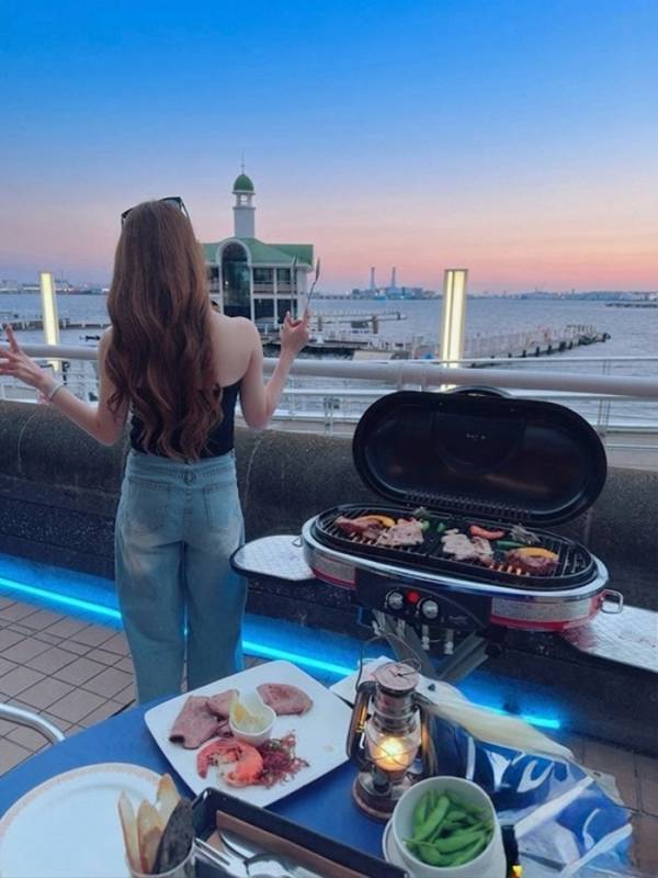 ホテルでのBBQを満喫したことを報告「目の前海で景色最高」