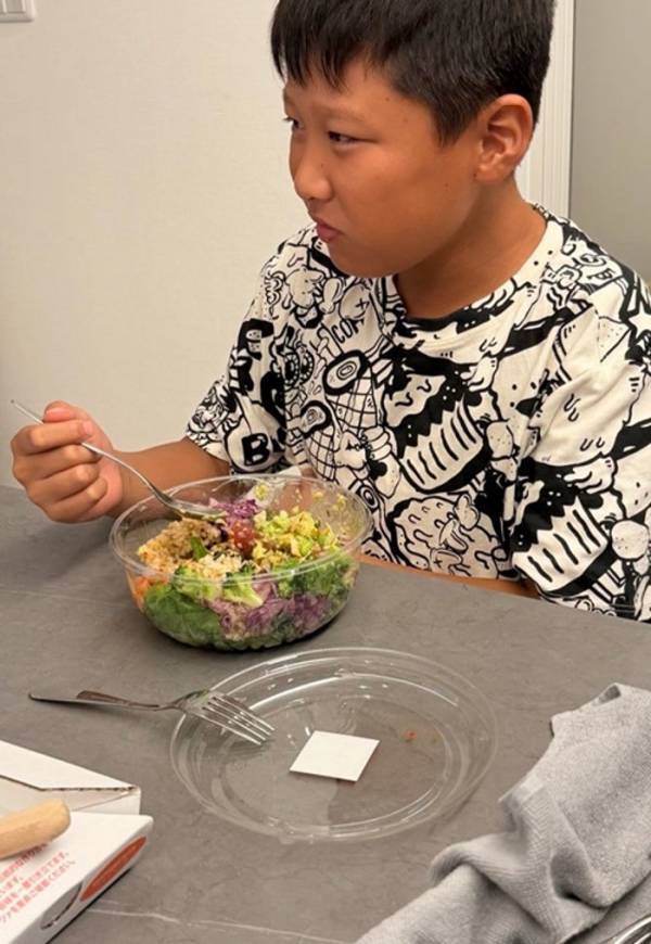 小原正子、旅先で長男を襲ったハプニングを報告「いたいーー！！！！と泣き顔」