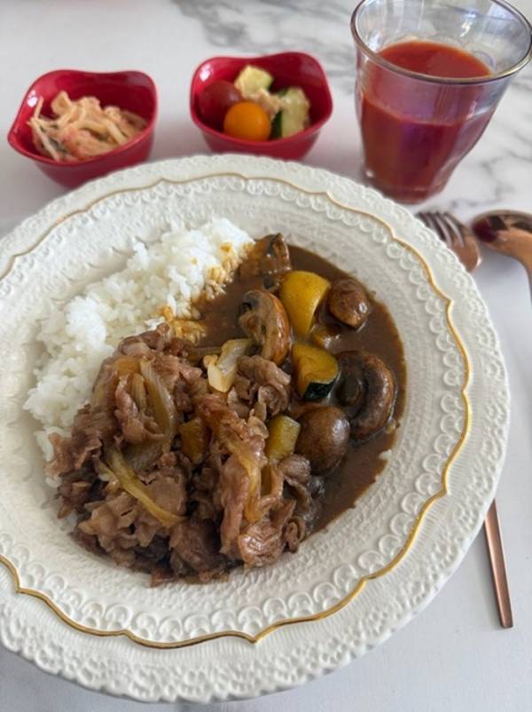 川崎麻世、妻が作ったA5ランク牛すき入りカレーを絶賛「味わったことがないくらい美味しい」
