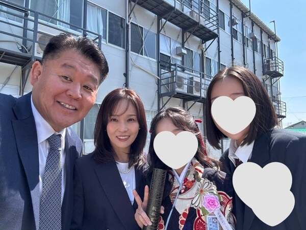 花田虎上、次女の卒業式での家族ショットを公開「妻にも感謝です」