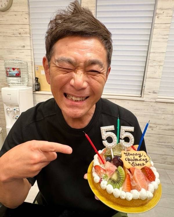 ココリコ遠藤の妻、夫の誕生日を祝福し感謝「家族を養う為に頑張ってくれていて」