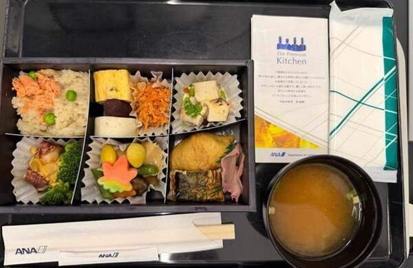 假屋崎省吾、ANAプレミアム席の機内食を公開「美味しくいただきました」