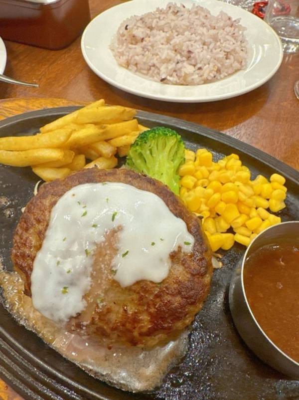 小倉優子、ファミレスでの夕食後にマクドナルドへ「だから体重が増えていく」