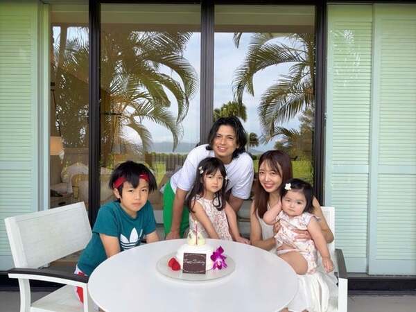 川崎希、次女の1歳誕生日を家族旅行先でお祝い「きょうで1才になりました～」