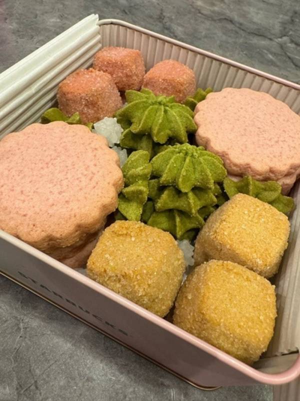 堀ちえみ、スタバで購入したクッキー缶を子ども達と堪能「ホント別腹です」