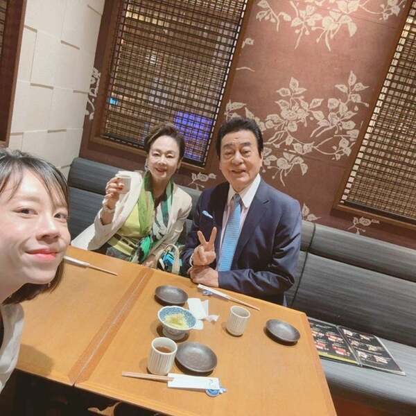 高橋英樹、娘・真麻らと観劇前にパフェを堪能「何年ぶりかなあ」