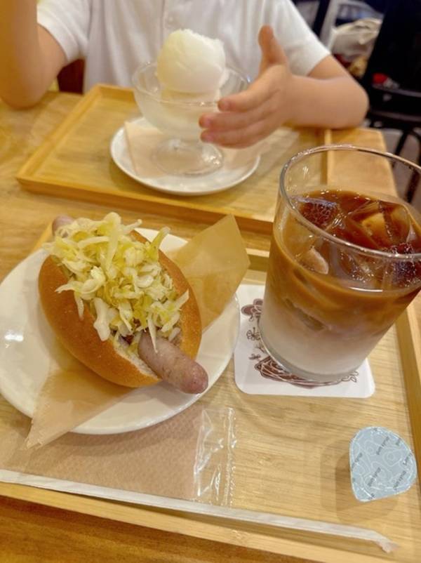 小倉優子、空き時間に息子達とカフェで休憩「パクパク食べていました」