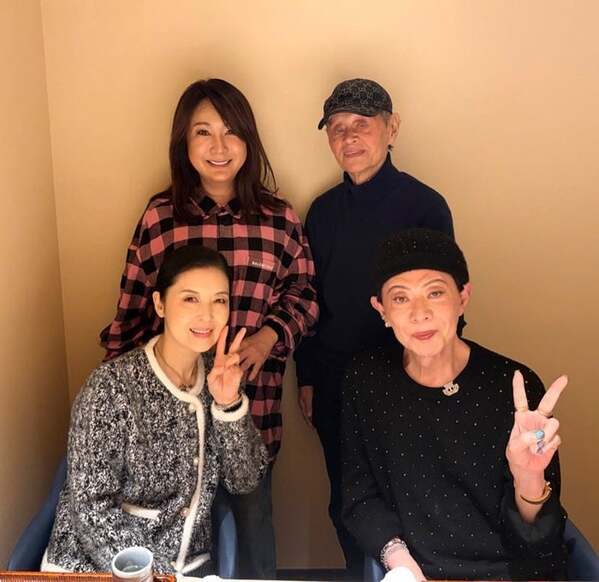 藤あや子、美川憲一らと1.5kgの活松葉蟹を堪能「今年一年元気に過ごせそうです」