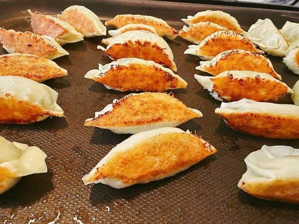 細川直美、娘たちのリクエストで餃子パーティを開催「熱々の焼き立てはやっぱり美味しいっ」