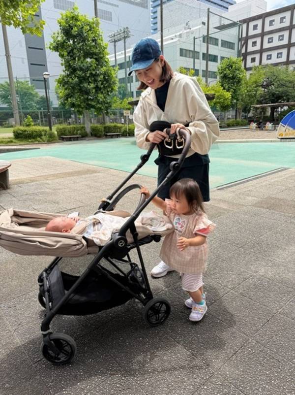 山本圭壱、妻・西野未姫と子ども達との散歩を報告「ご自分で力でベビーカーを押したいにこりさん」