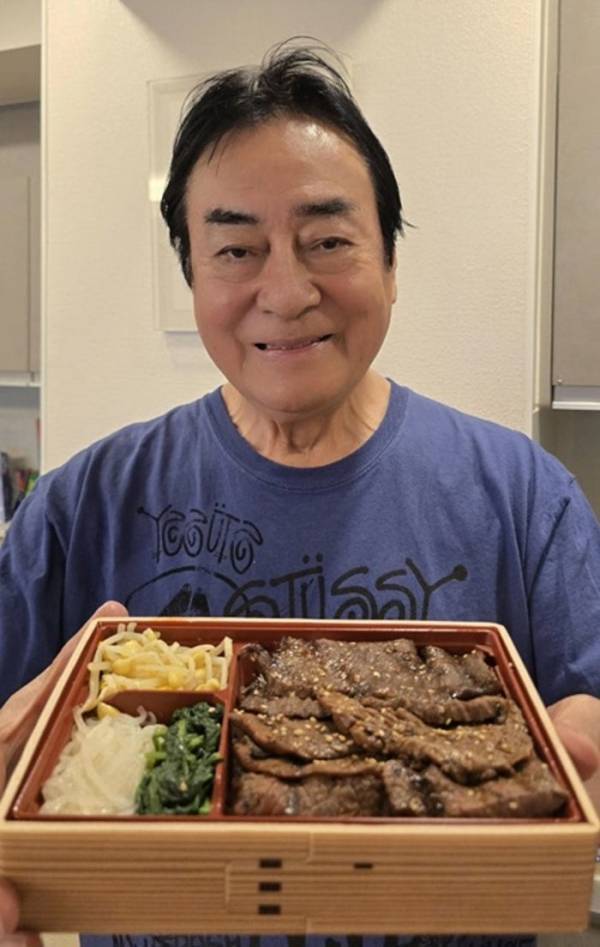 高橋英樹、焼肉弁当を堪能し体重管理に本音「今日からカロリー制限するはず？」