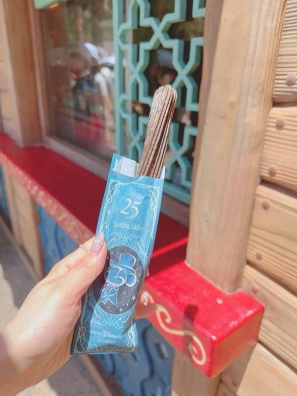 TDSの25周年限定チュロスを堪能「甘すぎずココアのチェロス美味しい」