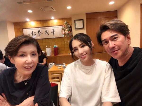 川崎麻世、妻や義母と寿司を満喫「以前より絆が深まり良い家族になれたと思います」