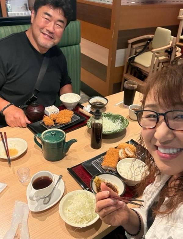 北斗晶、夫・佐々木健介ととんかつランチへ「なんて素晴らしい食べ物なんだ」