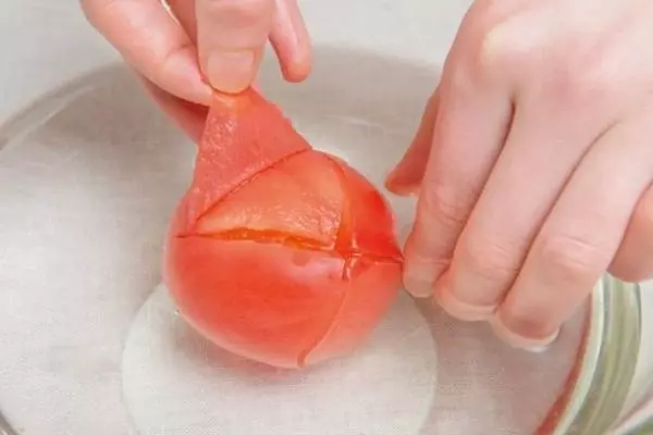 レンジを使えばトマトの皮もつるんとむけます。