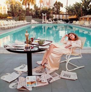 1977年、オスカーを受賞した翌朝、ビバリーヒルズのホテルで過ごすフェイ・ダナウェイ。“Faye Dunaway at the Beverly Hills Hotel the morning after winning an Oscar for her performance in Network，1977”（C）Terry O'Neill