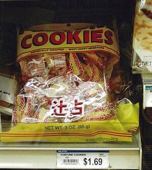 中町さんがアメリカのスーパーで見つけたフォーチュンクッキーのパッケージには、“辻占”の文字が。（中町さん撮影）