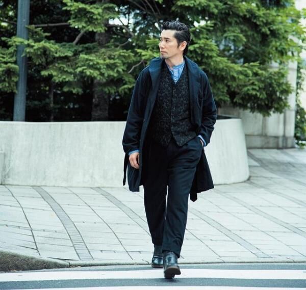 もとき・まさひろ1965年12月21日生まれ。埼玉県出身。俳優。昭和天皇を演じた原田眞人監督作『日本のいちばん長い日』が8月8日公開。東野圭吾さんの原作を堤幸彦監督が映画化した『天空の蜂』は9月12日公開。ガウン￥75,000シャツ￥27,000ベスト￥35,000パンツ￥54,000（以上エンジニアド ガーメンツ／ネペンテスTEL：03・3400・7227）ブーツはスタイリスト私物。