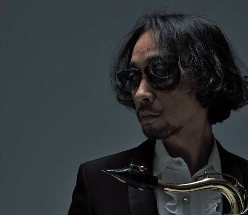 菊池成孔きくち・なるよし1963 年生まれ。東京ジャズシーンをリードするミュージシャン。ラジオナビゲーターや音楽講師としても活動。