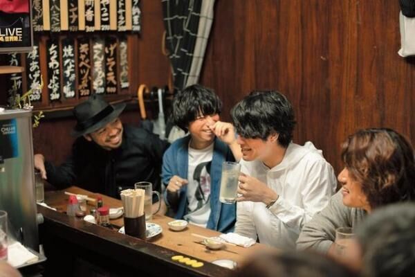 くりーぷぱいぷ尾崎世界観（Vo、G）、小川幸慈（G）、長谷川カオナシ（B）、小泉拓（Dr）の4人で、‘12年、メジャーデビュー。最新シングル『リバーシブルー』が9／30発売に。