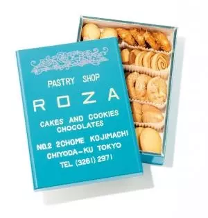 『ローザー洋菓子店 麹町』の缶入りクッキー ￥3,000「食べた後、かわいい青缶をインテリアにも」（曽根さん）。
