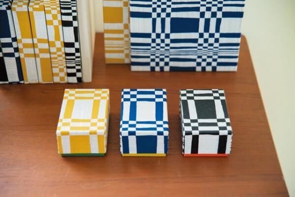 BOX＆NEEDLEのボックス各種。ヨハンナ・グリクセンのテキスタイルをモチーフにしたオリジナルの新作シリーズ。名刺サイズのボックス各￥840など。